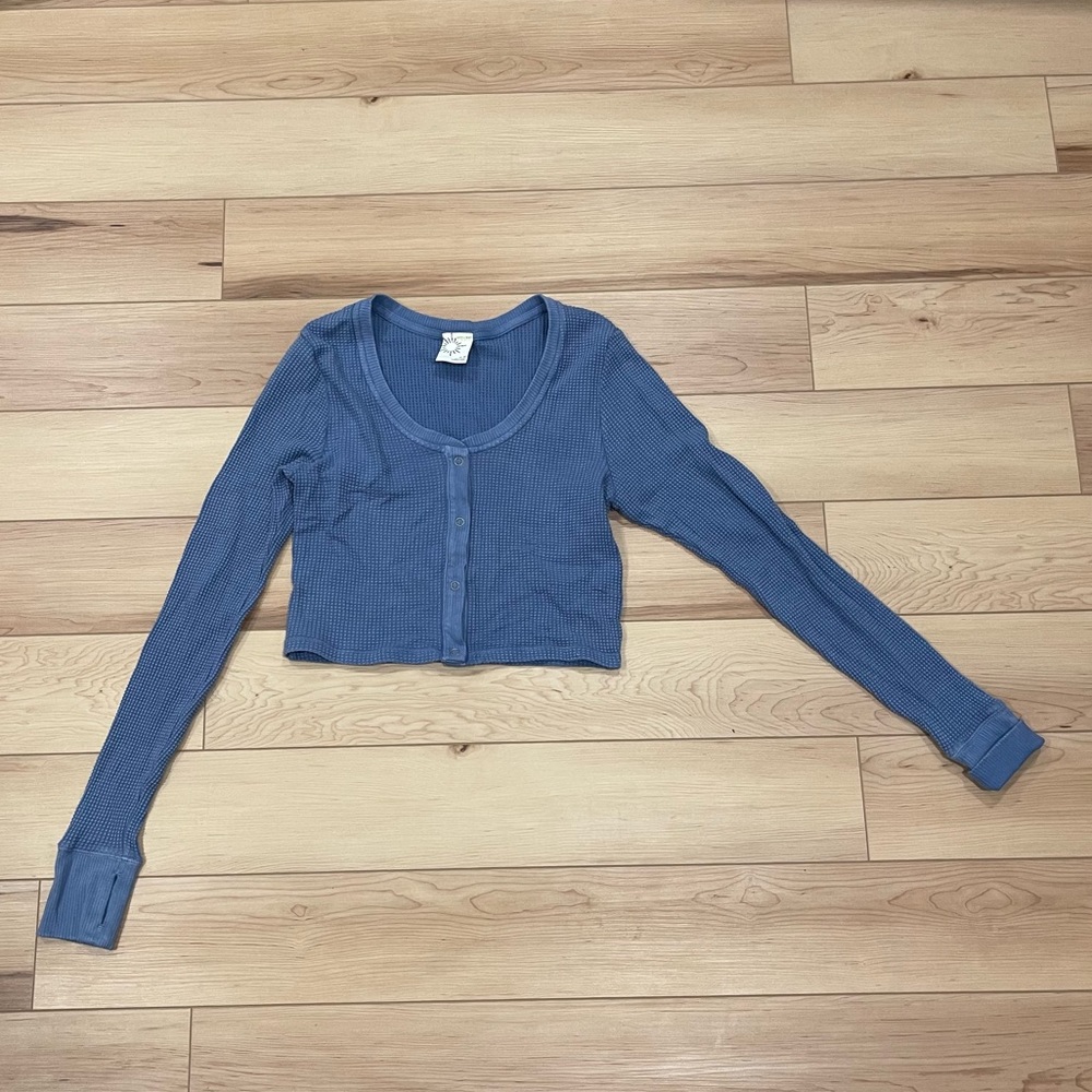aerie long sleeved button up shirt
